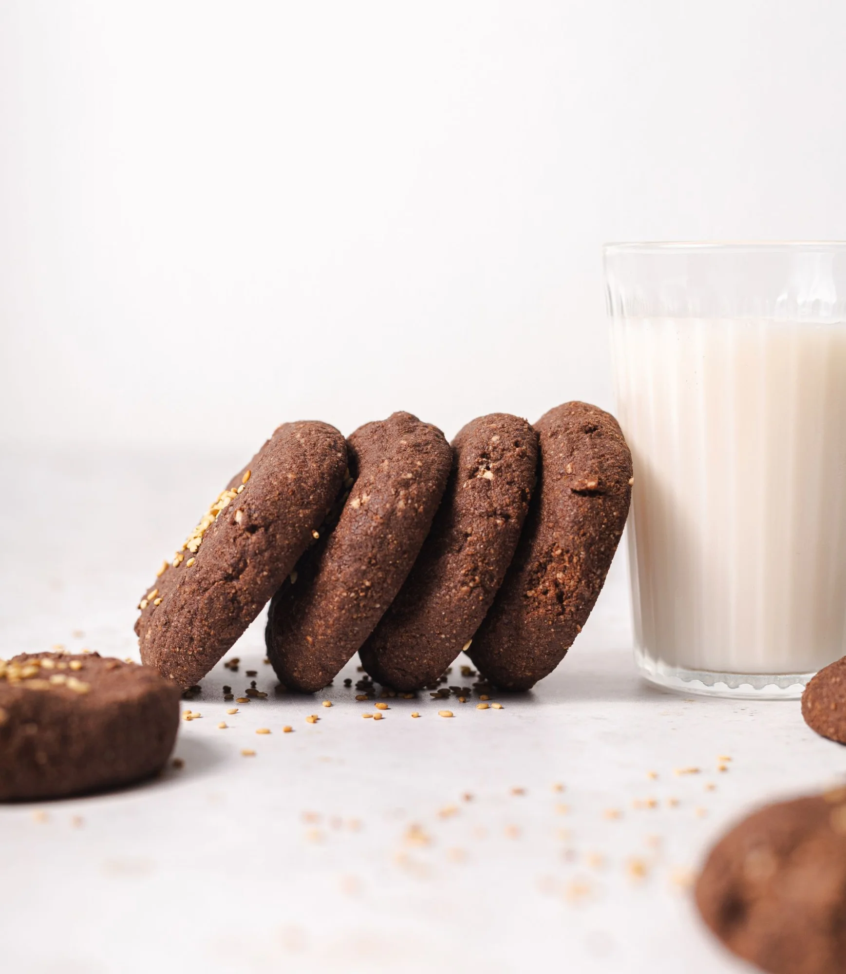 Biscotti senza glutine, senza lattosio, senza uova e vegan con cacao e tahini. Friabili e con poco zucchero sono a basso indice glicemico, perfetti per chi ama una colazione dolce.