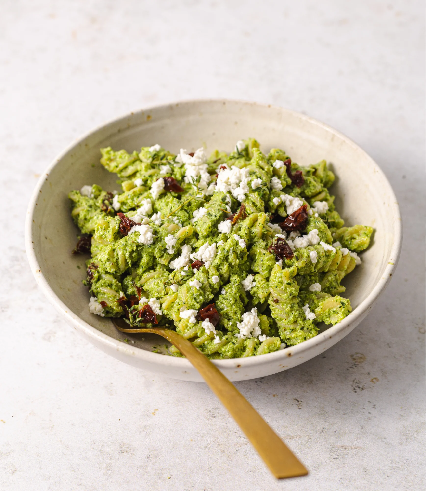 Una pasta sana cremosa e buonissima che è anche un piatto unico e a basso impatto glicemico grazie alla presenza della ricotta e delle noci.