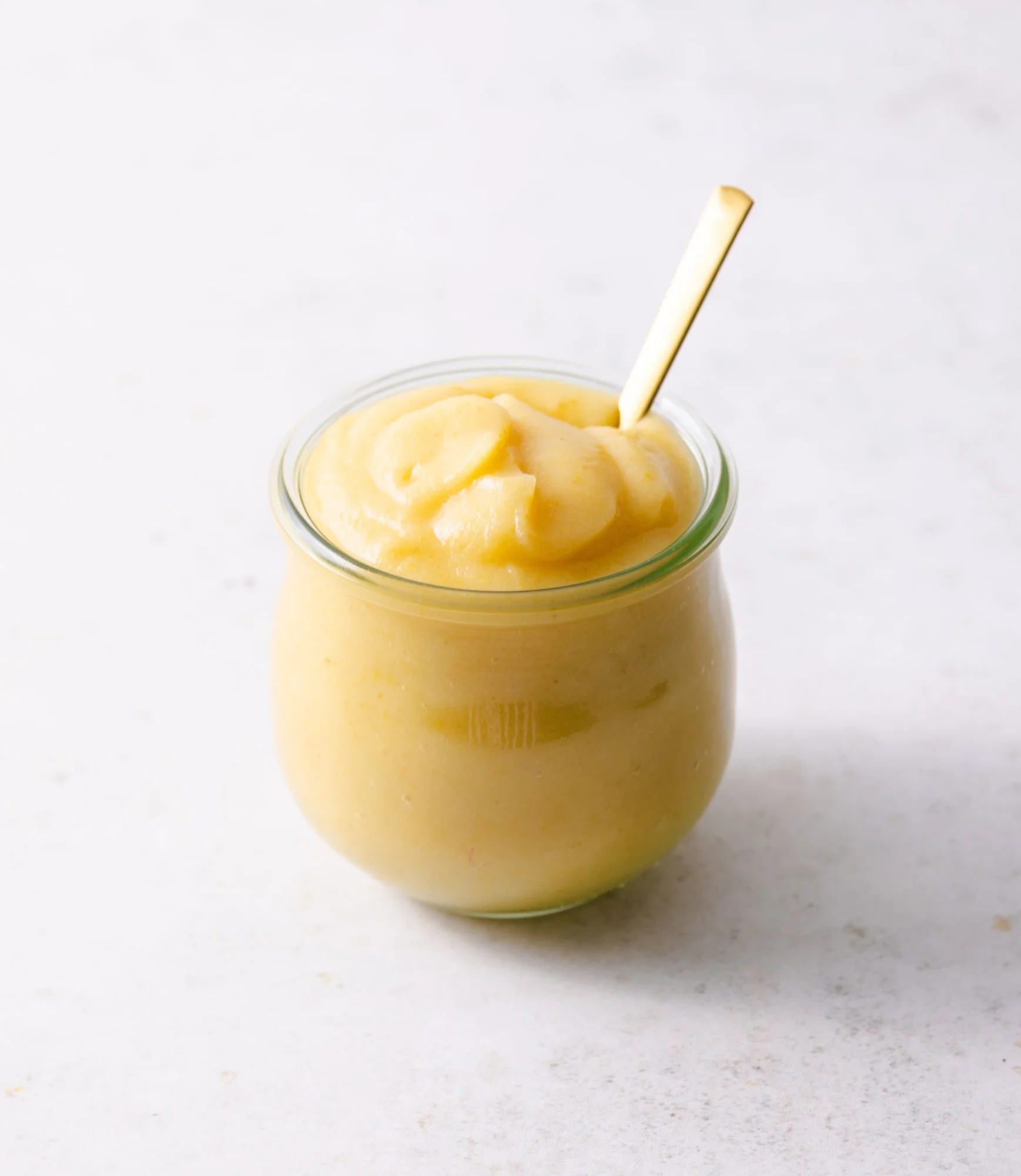 Una purea di mele e pere senza zuccheri aggiunti vegan e senza glutine